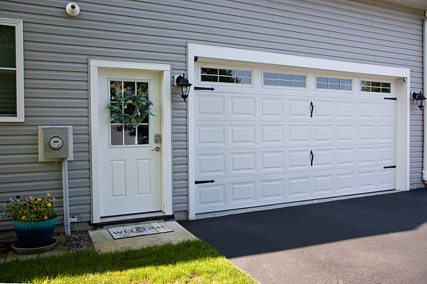 24/7 Emergency Garage Door Panel Replacement experts in Pearsall, TX